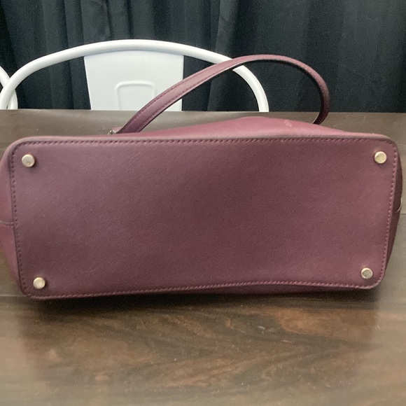 Like new Kate spade maroon colored tote. No stains and no sign of wear and tear - Picture 5 of 7